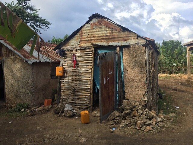Una tipica abitazione in lamiera e pietra ad Haiti
