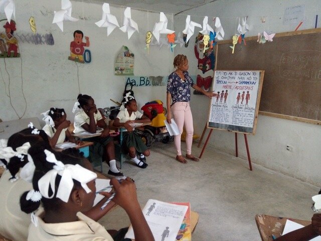 Un'insegnante durante una lezione in una scuola di Haiti