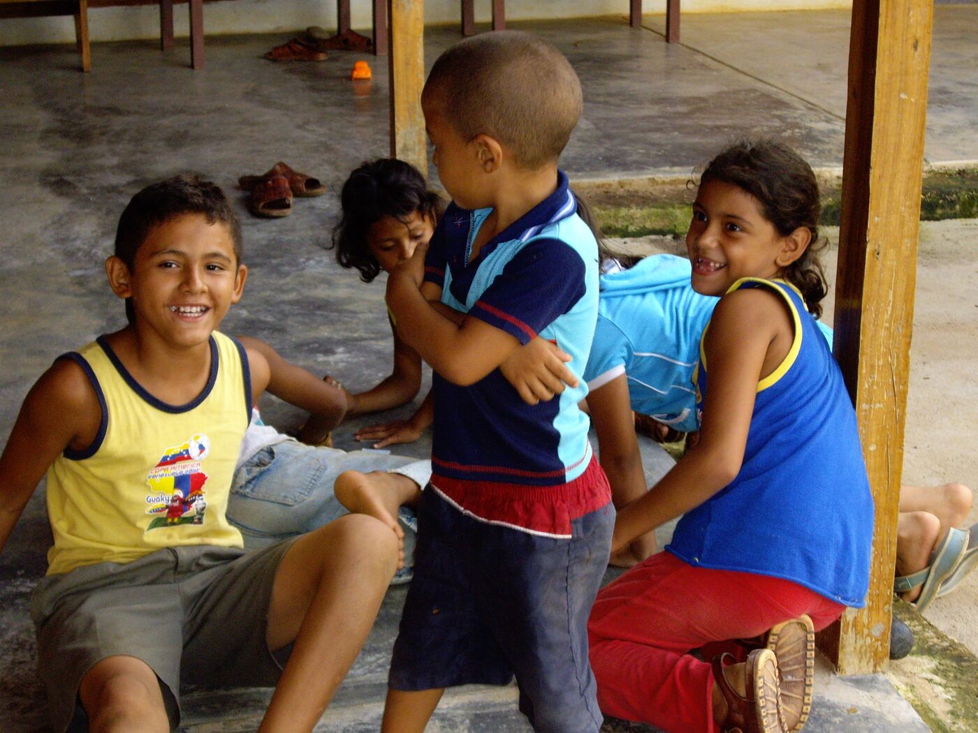 Bambini sorridenti che giocano sotto un portico