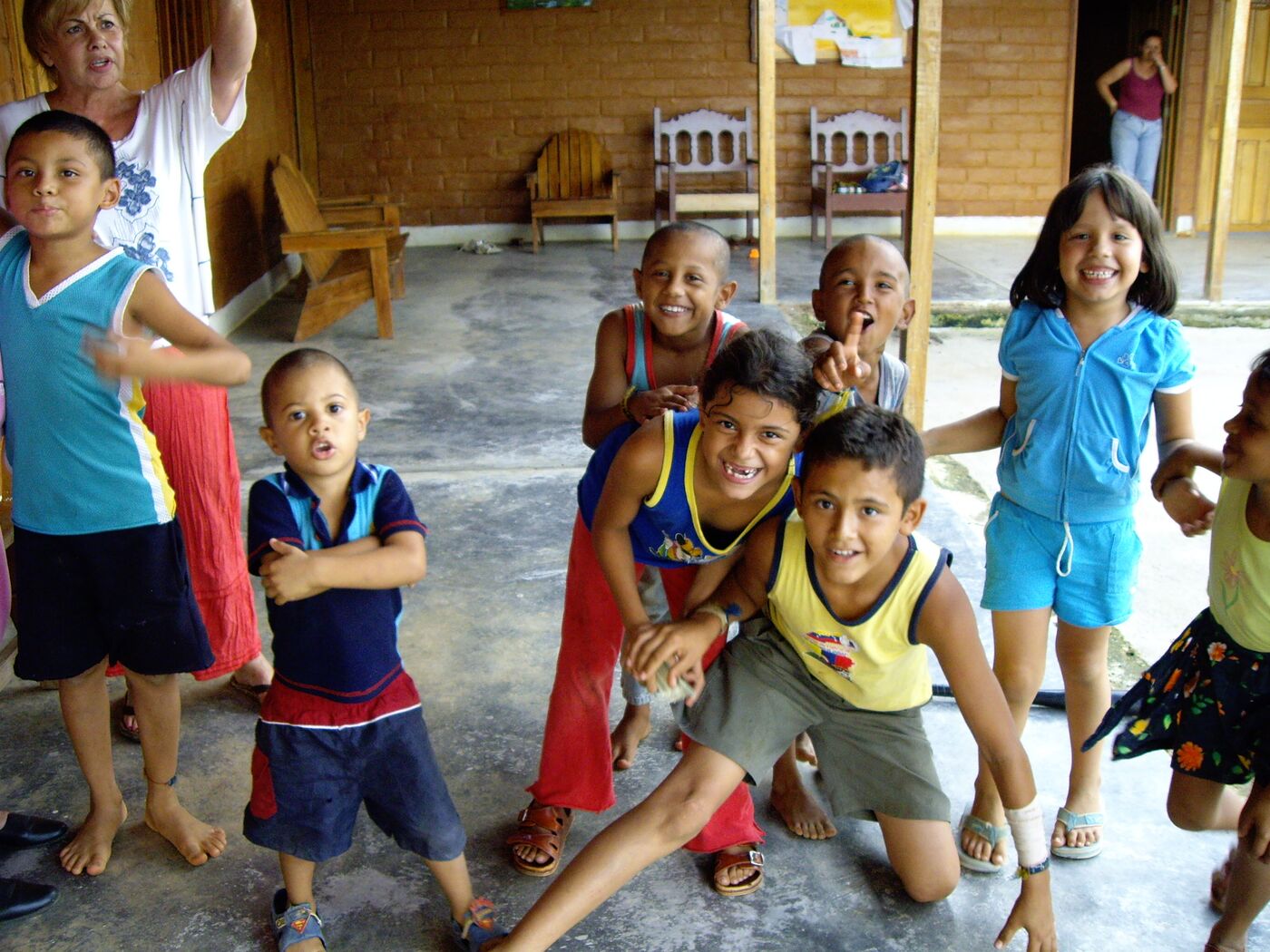 Un gruppo di bambini in posa davanti alla fotocamera