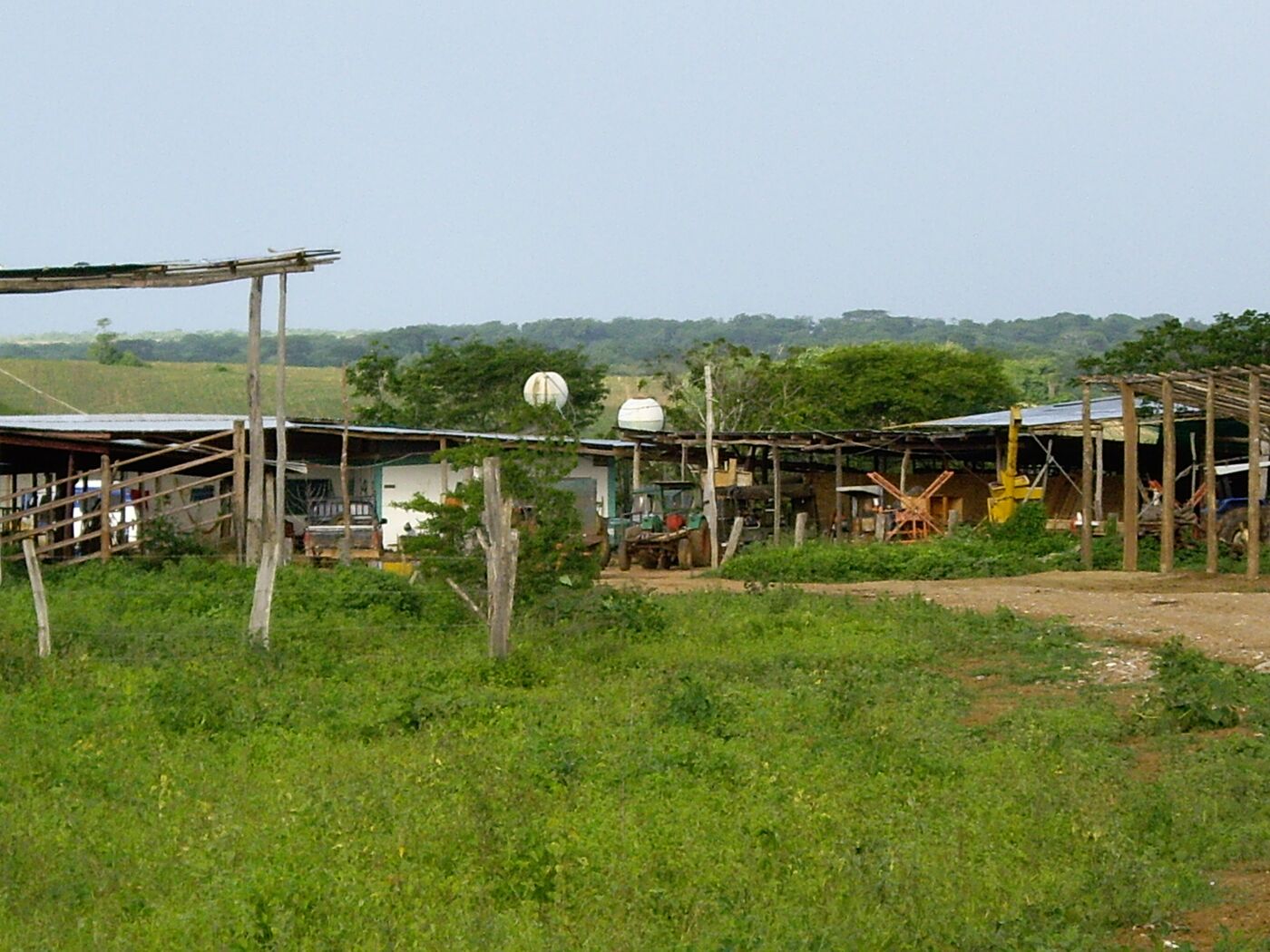Le strutture agricole della missione immerse nel verde